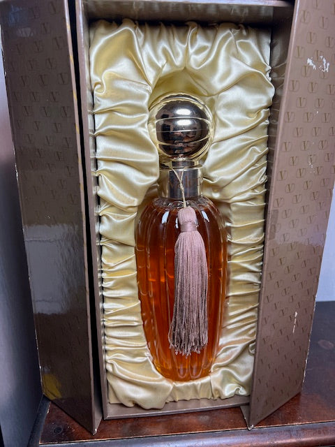 Valentino Valentino exclusively original 1978 edition extrait (pure parfum) 1000 ml Crystal bottle and original silk box. Fantastic!