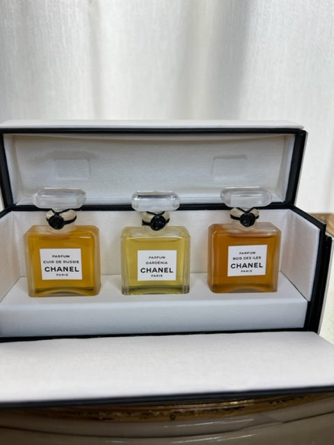 Chanel parfums set Bois des Iles, Gardenia, Cuir de Russie (7,5 ml extrait x 3). Sealed bottles