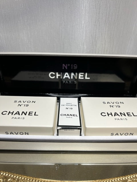 Chanel No 19 perfume gift set. Savon 2x75 g/edt mini. Vintage 70s. Sealed