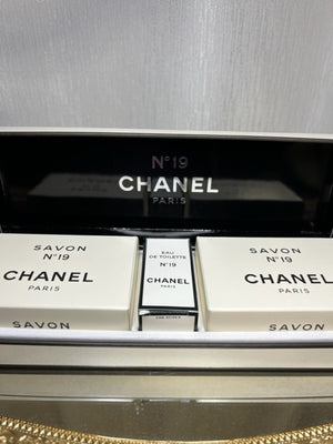 Chanel No 19 perfume gift set. Savon 2x75 g/edt mini. Vintage 70s. Sealed