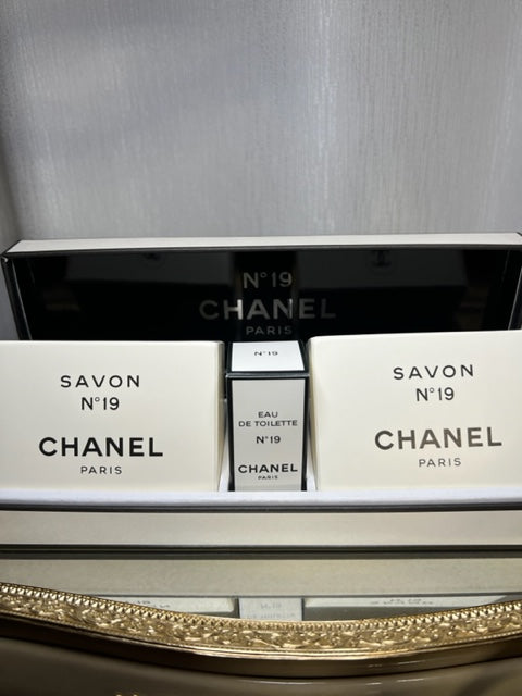 Chanel No 19 perfume gift set. Savon 2x75 g/edt mini. Vintage 70s. Sealed