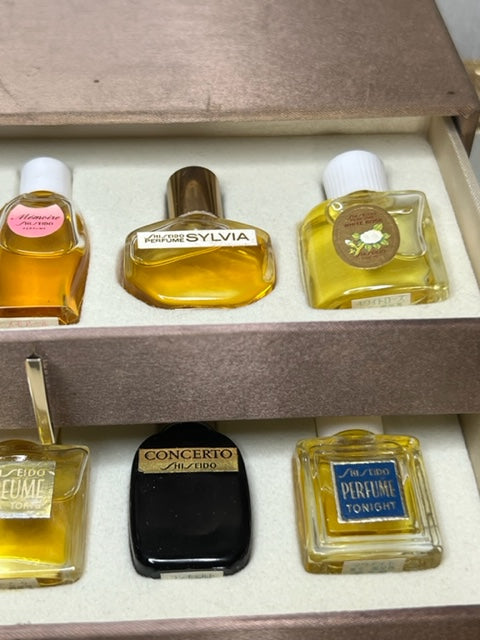 Coffret de 10 parfums Shiseido Gold Collection. Rare, vintage 1963. Flacons scellés.