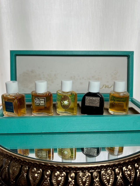 Coffret de parfums Shiseido collection or 5 parfums. Millésime 1963. Flacons non utilisés.