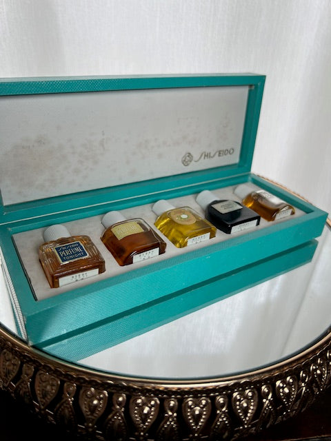 Coffret de parfums Shiseido collection or 5 parfums. Millésime 1963. Flacons non utilisés.