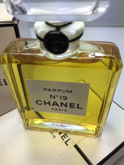 Chanel No 19 pure parfum 28 ml. Rare vintage 1970s. Sealed -