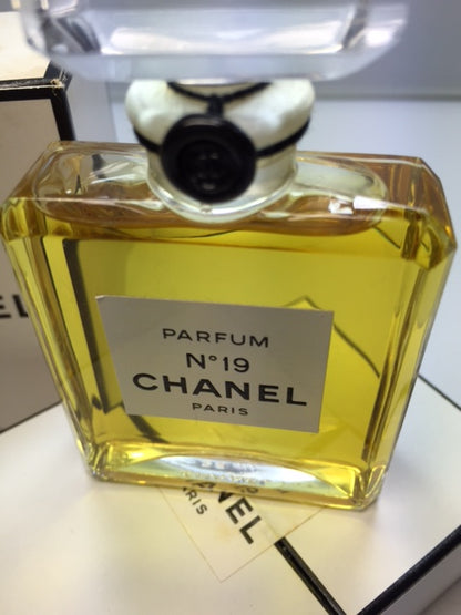 Chanel No 19 pure parfum 28 ml. Rare vintage 1970s. Sealed -