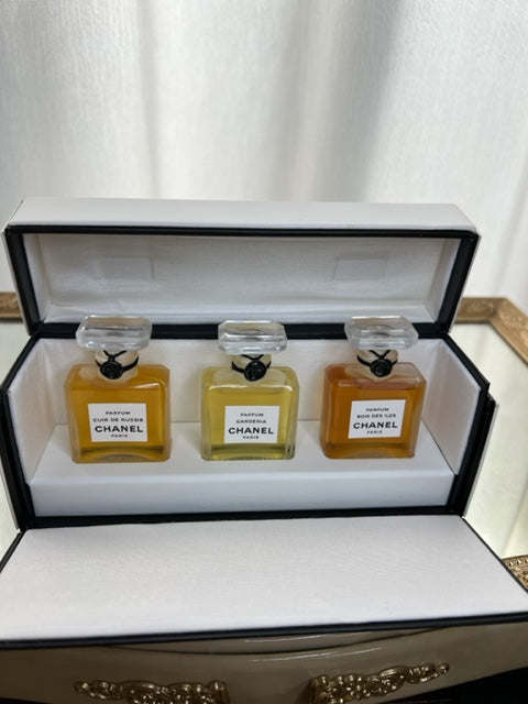 Chanel parfums set Bois des Iles, Gardenia, Cuir de Russie (7,5 ml extrait x 3). Sealed bottles