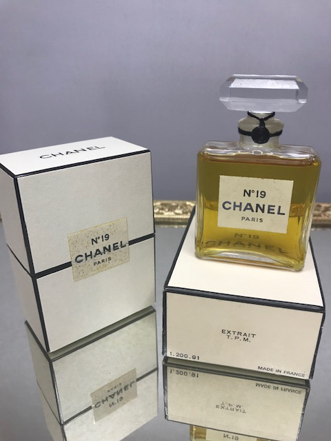 Chanel no 19 extrait 14 ml. Rare original 1970s edition. Sealed